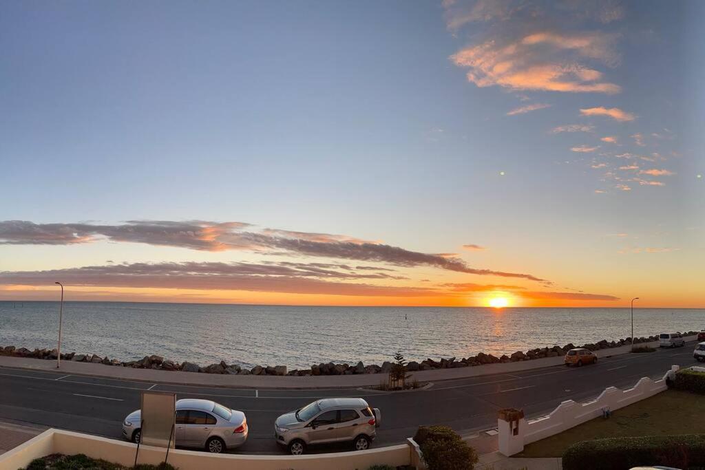 Beachfront Apartment 5/22 Esplanades Seaviews Glenelg Luaran gambar